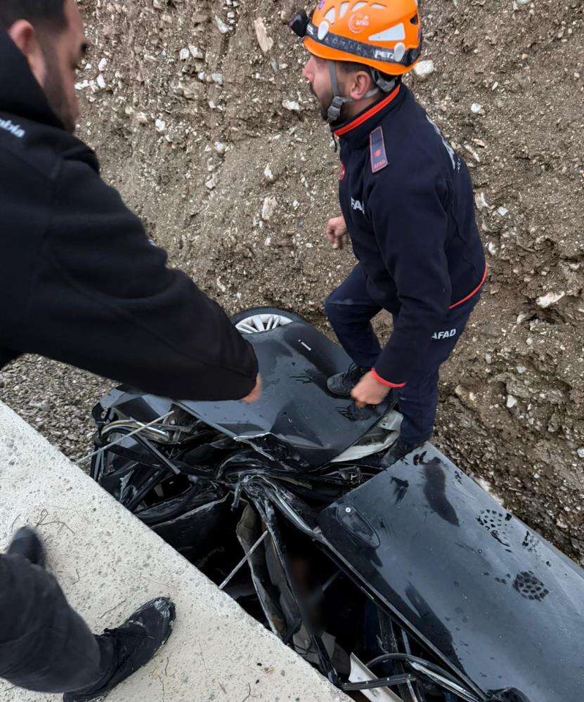 Otomobil yol çalışması yapılan alana düştü, 3 kişi hayatını kaybetti 4